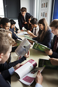 青少年学生在课堂上看课本高清图片