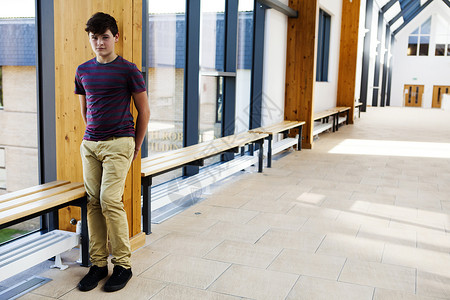 走廊里孤零零的十几岁男生的画像背景图片