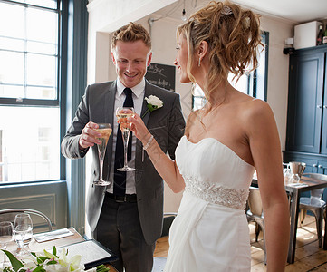 新郎新娘在婚礼上用香槟敬酒背景图片