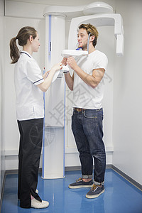 牙科护士为病人准备X光检查图片