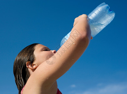 喝水的女孩喝矿泉水高清图片