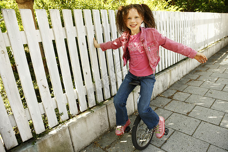 骑独轮车的女孩图片