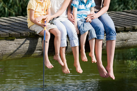 6.15儿童坐在桥上钓鱼背景