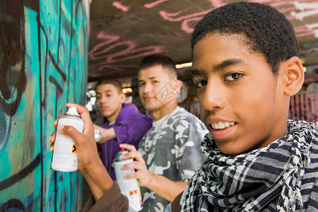 在墙上涂鸦的青少年团伙图片