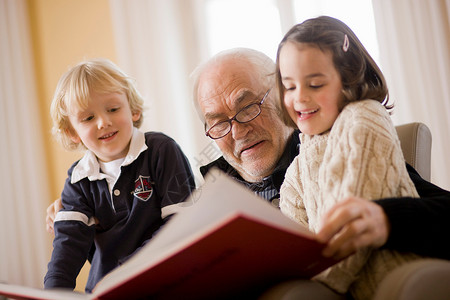 75至79岁老人给孩子们讲故事背景