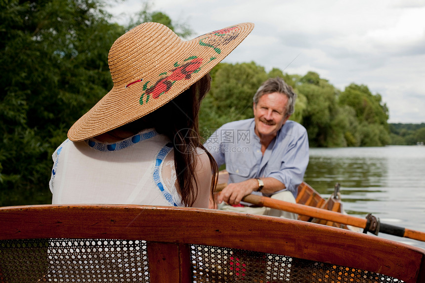 父亲和女儿在一艘老式船上下午茶图片