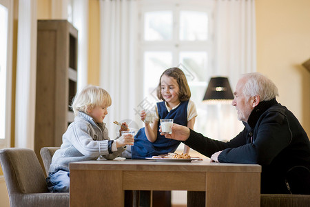 男人吃饭祖父和孙子在吃饭背景