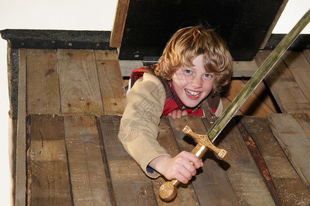 白天剑突在树屋玩耍的男孩背景
