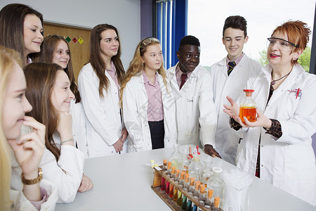 化学实验室的学生和教师高清图片