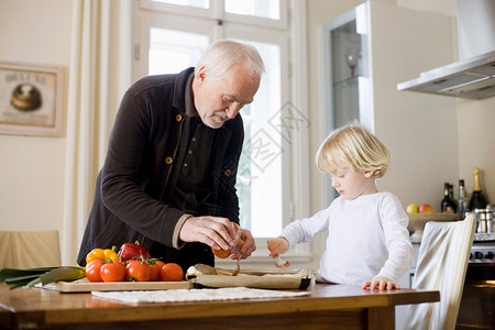 做饭的男孩爷爷和孙子一起做饭背景