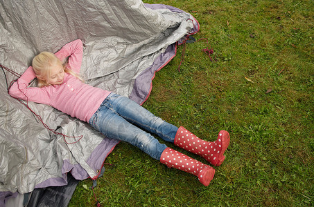 躺在帐篷上休息的女孩图片