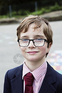穿校服戴眼镜的男孩肖像图片