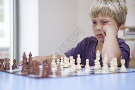 下棋的男孩图片