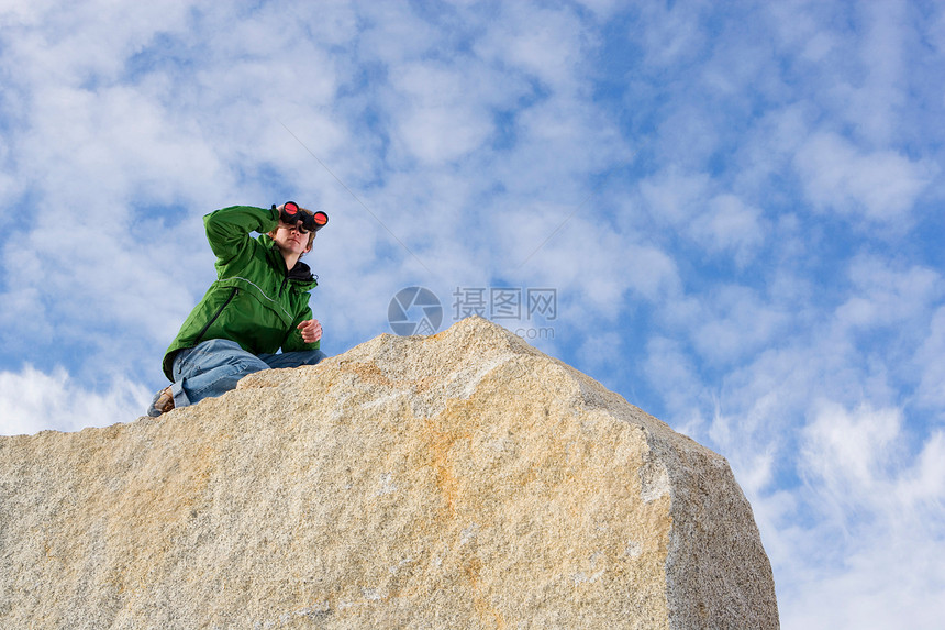 登山者用望远镜观察图片