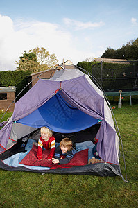 两个男孩从帐篷里向外看图片