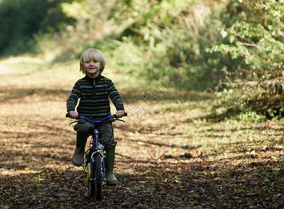 农村骑自行车的男孩图片