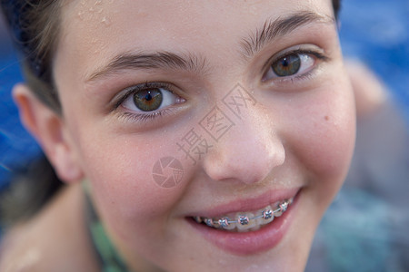 伊比沙岛游泳池里微笑的小女孩背景
