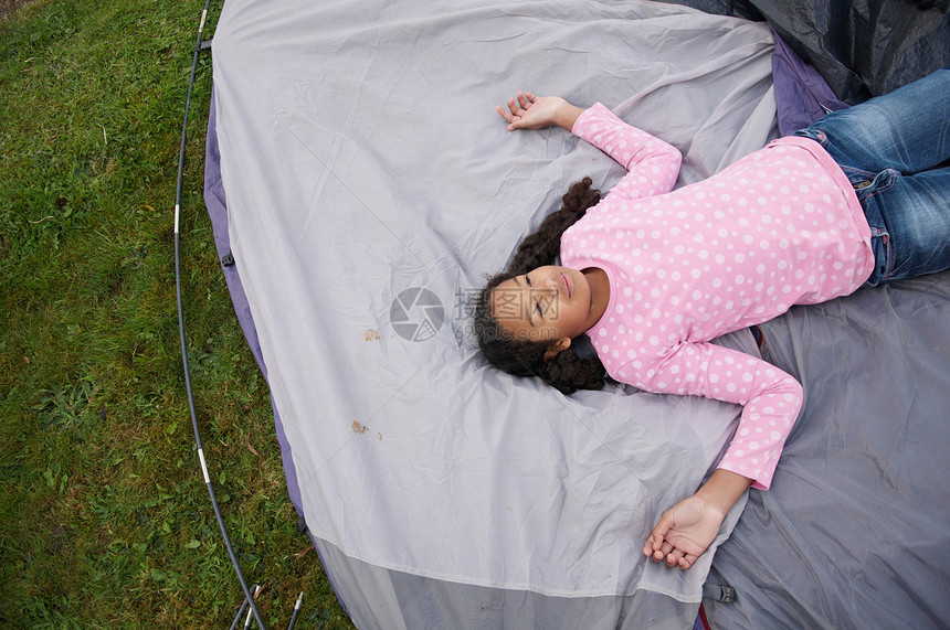 在帐篷休息的女孩图片