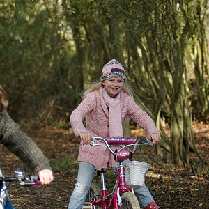 在农村骑自行车的男孩和女孩图片