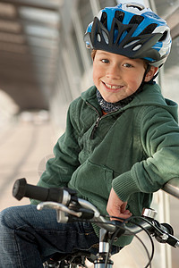 翻栏杆男孩骑自行车的男孩背景