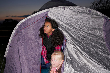 傍晚在帐篷里的女孩图片