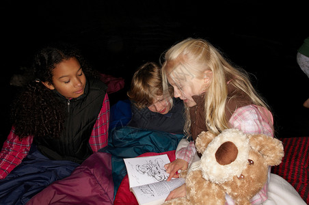 孩子们在帐篷里看书图片