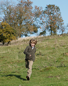 在乡下跑步的小男孩图片