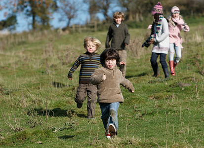 F4赛车在农村跑步的孩子背景