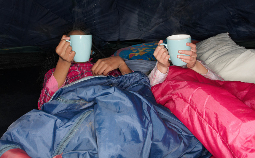 帐篷里喝热饮料的女孩图片