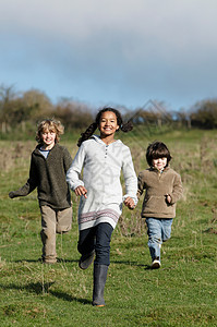 孩子们在田里跑步图片