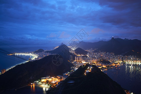 巴西里约热内卢Sugar Loaf Mountain港口和海岸夜景背景图片