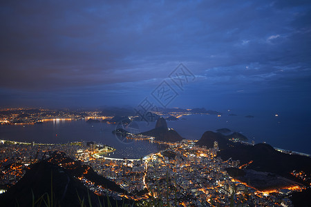 巴西里约热内卢，夜晚的糖面包山和港口背景图片