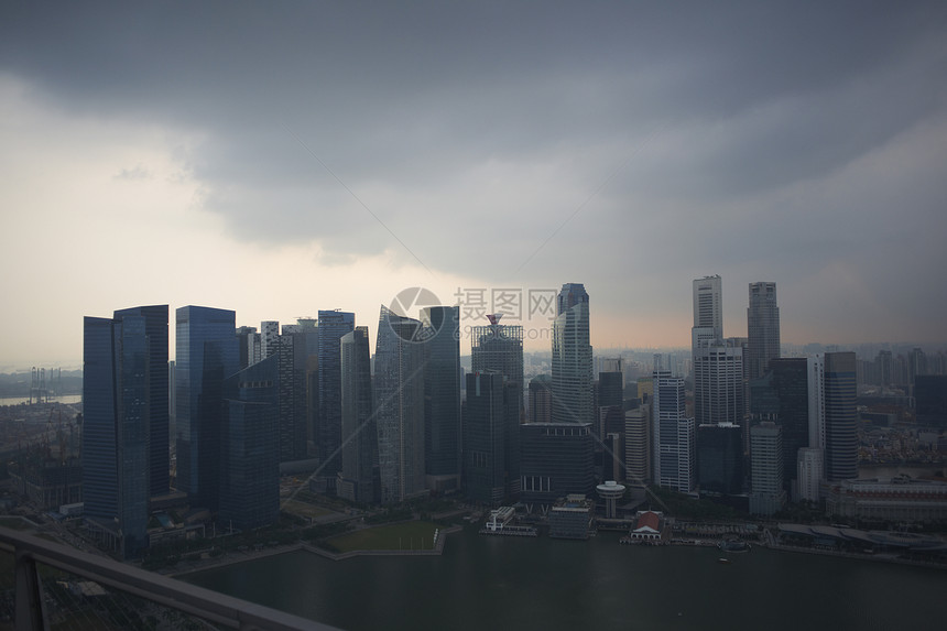 新加坡黎明时分的城市摩天大楼景观图片