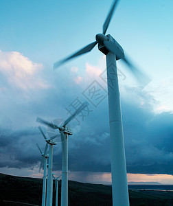 2020全球算力大会在暴风雨的天空中的风力涡轮机背景