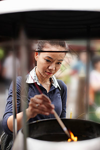 女士在点灯图片