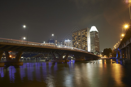 新加坡夜景桥和摩天大楼图片