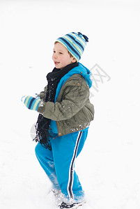 在雪中玩耍的男孩图片