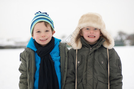 两个男孩在雪地里图片