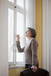 站在窗前的老妇人图片