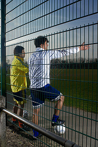 两个足球运动员在看比赛图片