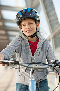 城市隧道骑自行车的女孩图片