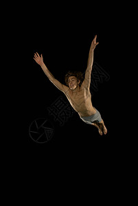 体操运动员在空中跳跃图片