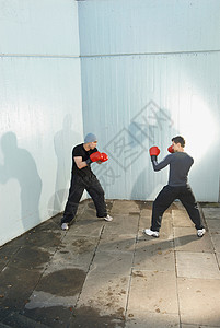 两个男人搏斗背景图片