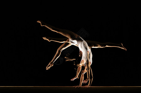 体操运动员横梁上的多重图像背景图片