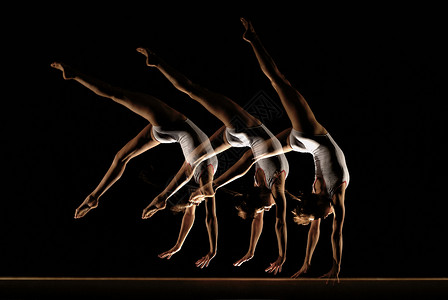 体操训练体操运动员在横梁上的多重图像背景