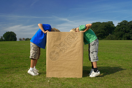 两个男孩在玩箱子图片