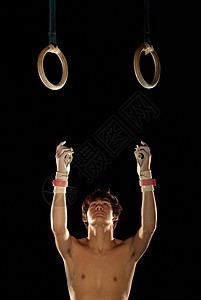 手举吊环的体操运动员背景图片