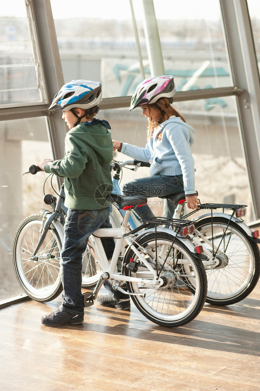 在桥上骑自行车的孩子们图片