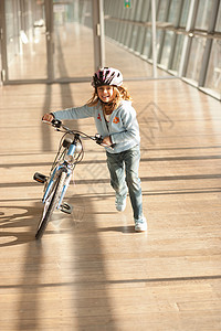 小女孩推着自行车图片