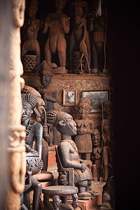 喀麦隆巴邦戈宫展出的传统木雕雕像高清图片